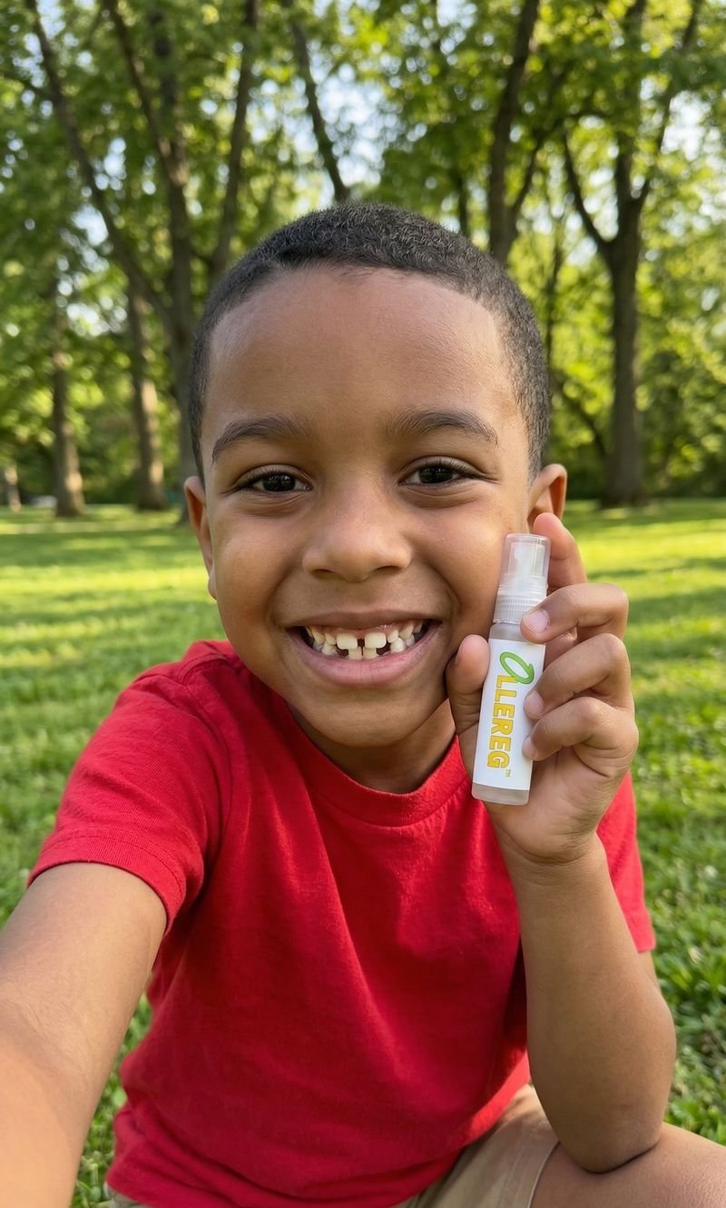 Ni&ntilde;o feliz al aire libre con spray OLLEREG